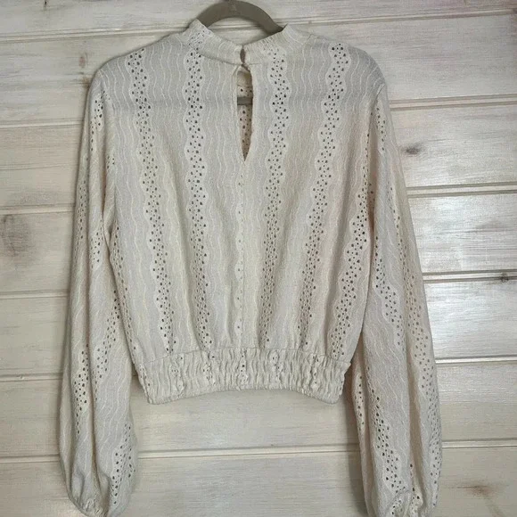 Zara Eyelet lace Ivory Long Sleeve Top Super Soft, shoulder pads Size Large - Picture 2 of 8
